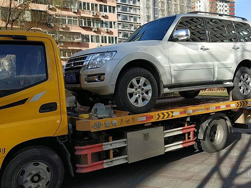 玉樹汽車雪地困境救援：專業(yè)團(tuán)隊(duì)緊急行動(dòng)，助力車輛脫困